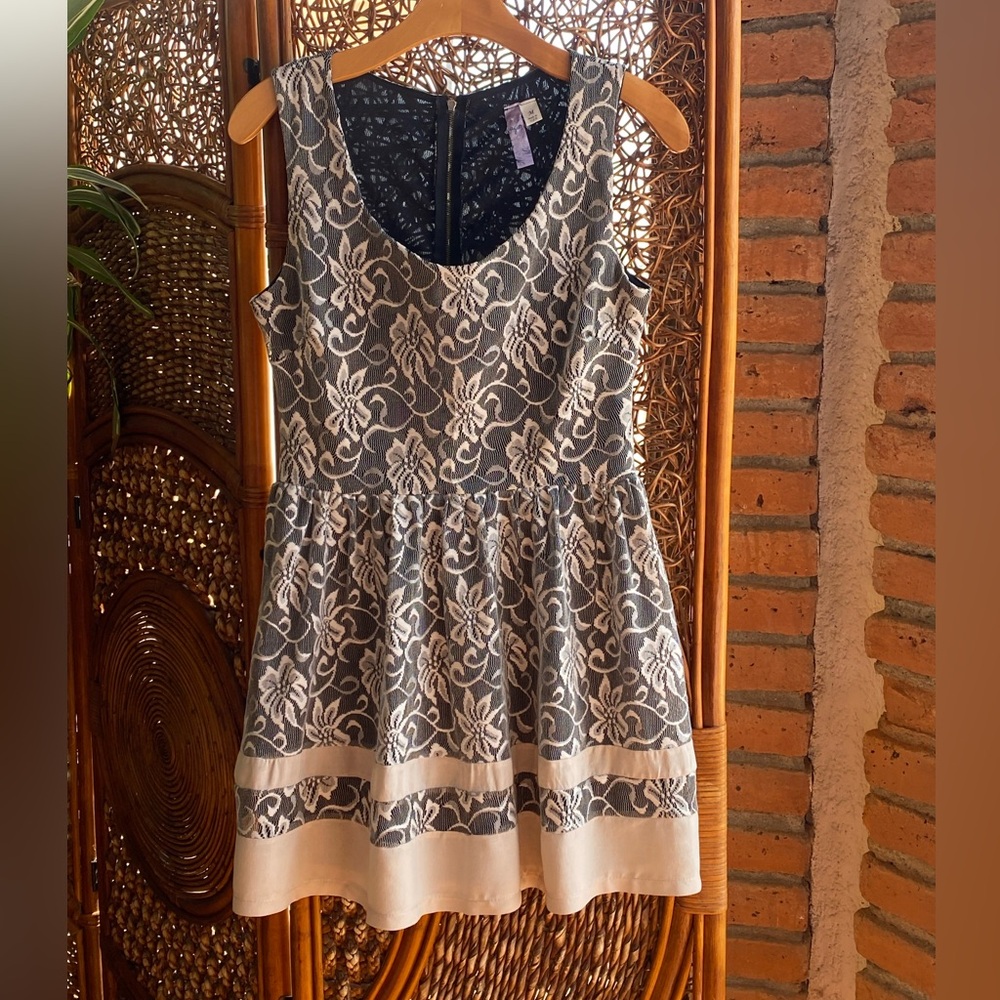 Alya Floral Lace Sleeveless Lined Flared Size Medium Dress